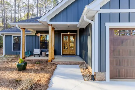 Lake Tillery Retreat. Walk to Marina.