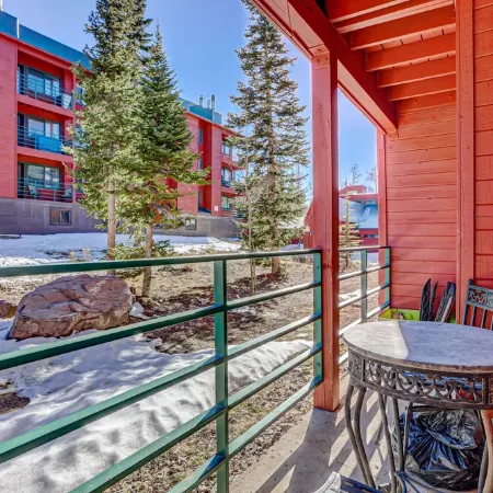 Ski In/Out - 1st floor - clean & cozy "Cinema Condo"