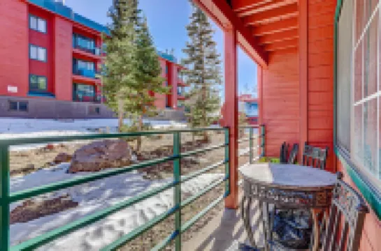 Ski In/Out - 1st floor - clean & cozy "Cinema Condo"