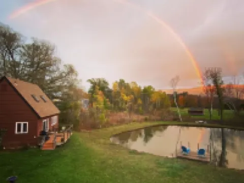 Home with a spring-fed pond and mountain view. Hotels in Manchester