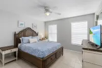 Beautiful 5 Bedroom Pool Home on the Water! - Private Pools
