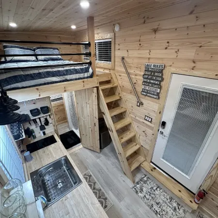 Lake Life Tiny House located on top of the water - Pool - 3 Kayaks - Beautiful!