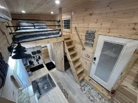 Lake Life Tiny House located on top of the water - Pool - 3 Kayaks - Beautiful!