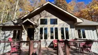 Stunning, cozy home, dog friendly, w outdoor sauna & Hot tub! A true gem.