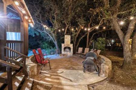 La Mansion on The Frio - Pet Friendly