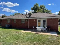 Fantastic 3/2 near OU, fully stocked, 4 TVs, W/D Hotels near West Lindsey Shopping Center