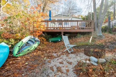 Lakefront Designer House in Pine Plains, NY. Отели в г. Пайн Плейнс