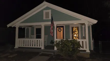 Charming Bungalow in Downtown Andrews I Explore-Shop-Eat Отели в г. Эндрюс