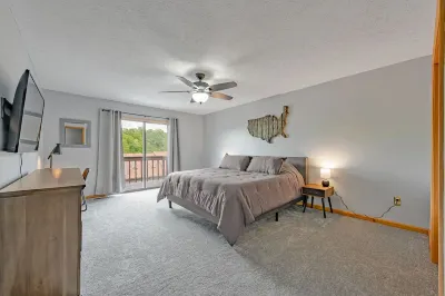 3 Bedroom Townhome next to Cheat Lake / Sunset Beach Marina!