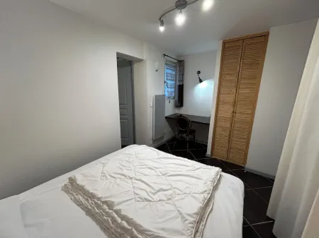 Apartment with enclosed garden and private parking in quiet city center location