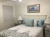 Uptown quiet cottage close to beaches, restaurant & shopping. - 2-نجوم