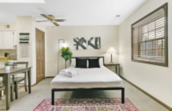 Chic Studio in Downtown Highland Park near Metra