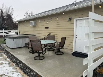 Charming farmhouse-style 1 bedroom apartment with hottub