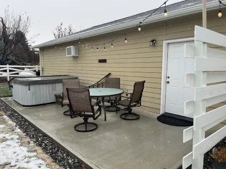 Charming farmhouse-style 1 bedroom apartment with hottub