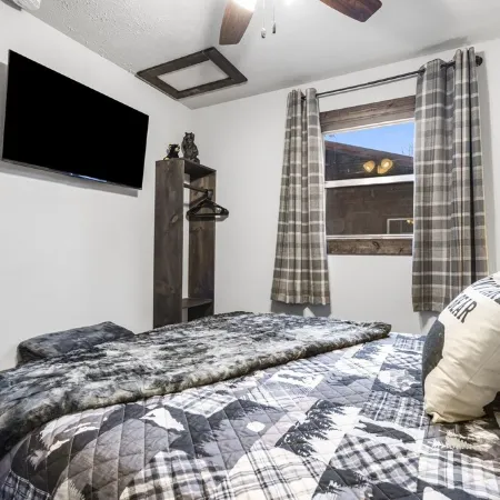 Charming Rustic Retreat - Hot Tub - Pool - Coffee - Fire Pit - 1 mile from SDC!