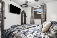 Charming Rustic Retreat - Hot Tub - Pool - Coffee - Fire Pit - 1 mile from SDC! Hotel a Sunset Cove Township