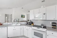 Cheerful & Vibrant Home Near Mineral Springs
