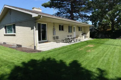 Spacious Home Near Canyons, Expo Center, and RSL Stadium Hotels near Home Storage Center