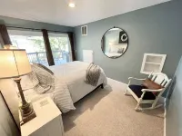 Honey Creek Getaway Waterfront Cottage - Close to town & Boat Ramp! Sleeps 10+