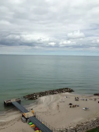 Luxury 3Br/2BA Lakefront Condo  Private Beach-Indoor Pool--Perfect for Families! Отели в г. Дженива-он--Лейк