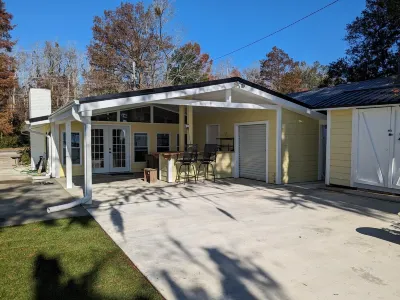 DOCKTAILS CABANA! Lake Front! HUGE outdoor space! Hotels near Boondocks Adventure Farm