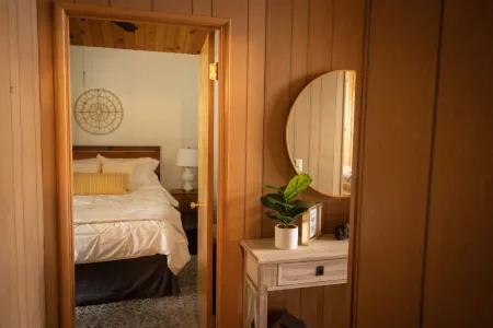 Cabin - Rustic Glam + Game Room + Views +Workspace- Minutes from Attractions