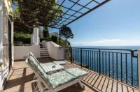 Villa Indipendente, a Picco sul Mare