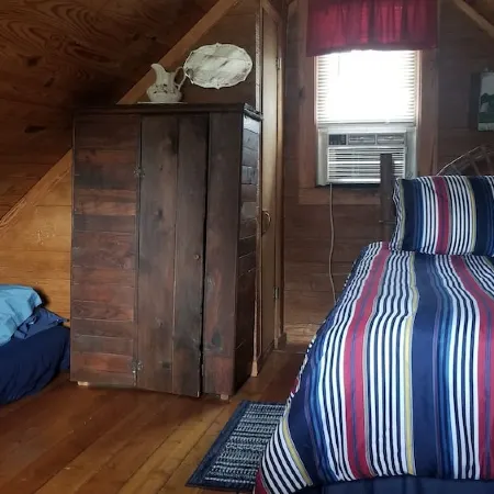 Glory Days Riverfront 1800s log cabin near Gem mines