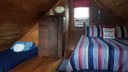 Glory Days Riverfront 1800s log cabin near Gem mines