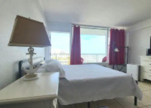 Top Floor Cozy Studio with Oceanview & Kitchenette