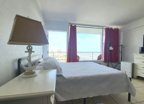 Top Floor Cozy Studio with Oceanview & Kitchenette