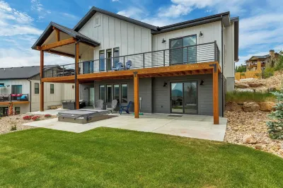 "Powder & Pine" NEW Mountain and Lake View Home in Eden, Utah Hôtels à proximité de : Nordic Valley Ski Resort