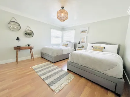 921- Beachside Cottage-Hottest location in San Diego Отели рядом с достопримечательностью «Мишен Бич»