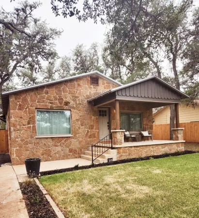 Modern Country Home at the start of the Hill Country Wine Trail