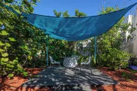 LW Historic District. 1.5 milles to beach. Pet friendly!
