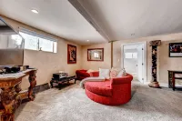 Luxury That is Close to Downtown and Easy Access to Red Rocks!