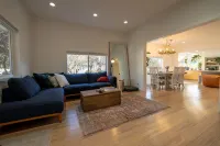 Jungalow Bungalow w/hot tub right across from WWU, close to downtown and shops!