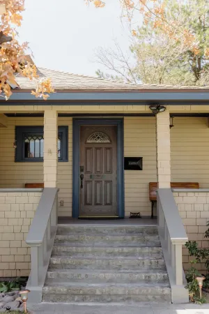 NEW Riverside Vintage Gem, Truckee River 1 Block, Centrally Located + Grill Отели рядом с достопримечательностью «Парк Ранчо Сан Рафаел Офф-Лиш Дог»