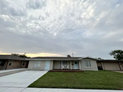 Dolphin Place | Spacious home/ backyard and centrally located | 3 Bed | 2 Bath | Hotels near Six Points Plaza South