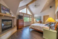 Near Slopes, Private Family Home, HotTub, Centrally located to all Ski Resorts!