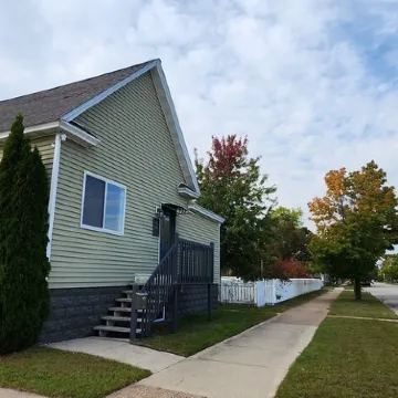 Charming 2-bedroom house with WiFi, AC in cool Escanaba Отели в г. Эсканаба