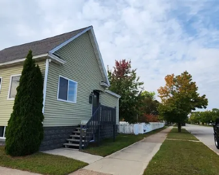 Charming 2-bedroom house with WiFi, AC in cool Escanaba Hotels in Escanaba
