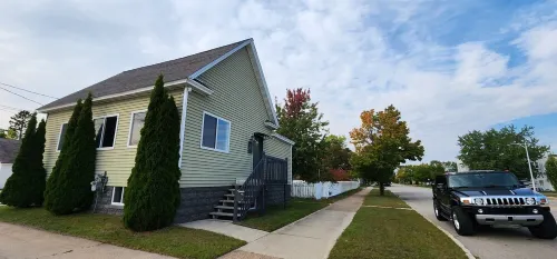 Charming 2-bedroom house with WiFi, AC in cool Escanaba