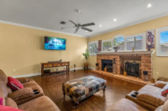 Cozy retreat in Spring Hill, 3 beds, 3 baths w/heated Pool  and Hot Tub