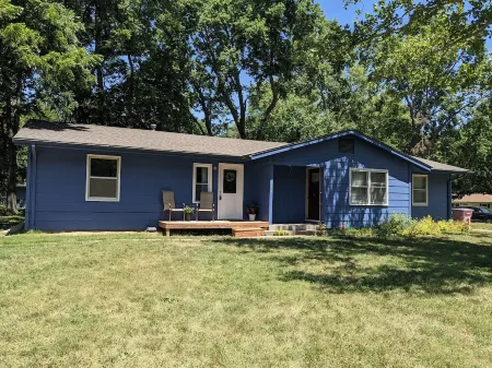 Family Friendly & Cheerful Blue Jay Ranch House close to KSU stadium Отели рядом с достопримечательностью «Kansas State University Gardens»