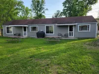 Cottage #4 - Beautiful 3 Bedroom Lakefront Cottage - Fully Renovated in 2024!