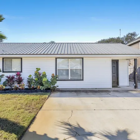 2BR Retreat close to beach with private backyard