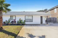 2BR Retreat close to beach with private backyard