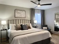 Designer Condo #3 Views, Hot Tub, Fireplace, 75 55" TVs, Sonos, Town/Ski Bus