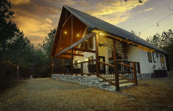 Romantic Couples Cabin minutes from Casino Excitement & Lakeside Serenity